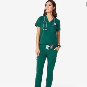 Hunter green Zamora joggers and casma top